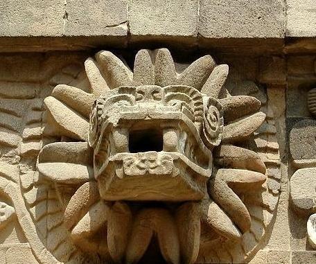 Il tempio è ornato alternativamente con teste di serpenti incorniciate da un collaretto di piume di quetzal e con maschere