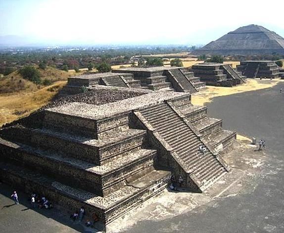 La Piramide del Sole rifulgeva di gloria e maestosità insieme alla Piramide della Luna, al complesso dei palazzi, degli edifici cerimoniali e degli altri templi che