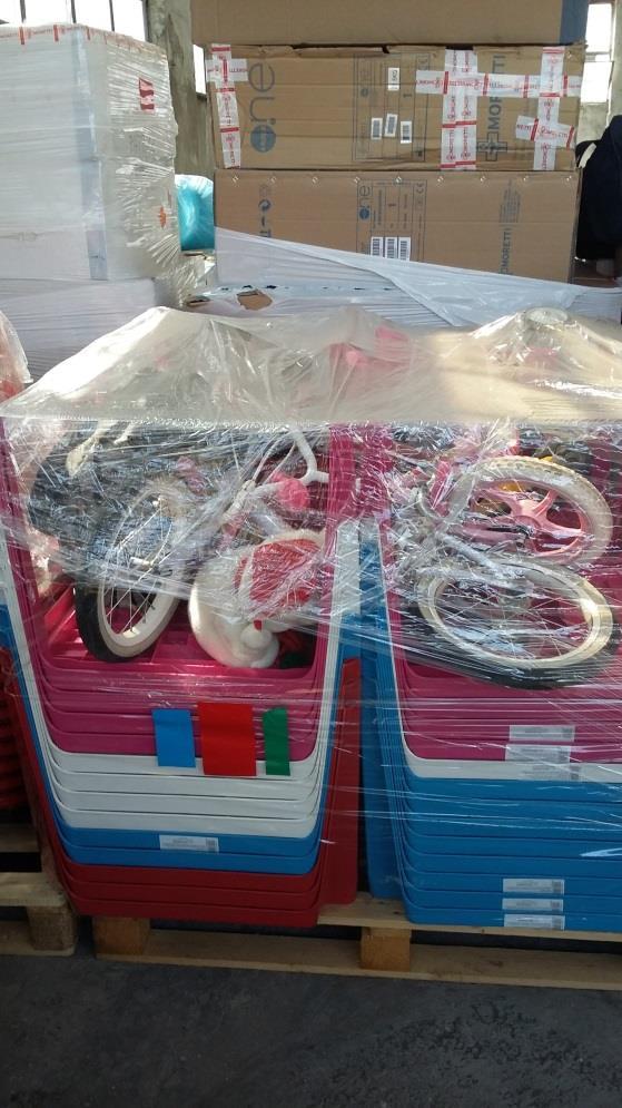 Tutto materiale ortopedico in viaggio verso il CRAPH di Ouagadougou con i suoi