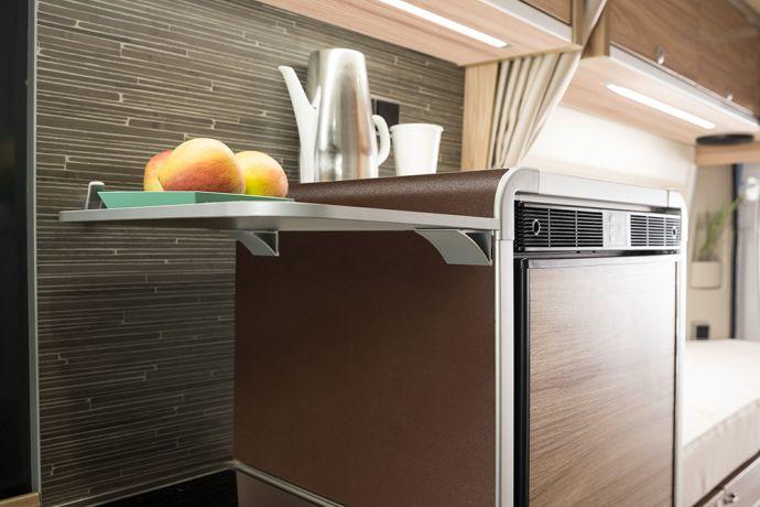 Al frigorifero alto può essere installato un prolungamento come superficie di appoggio