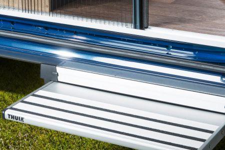 Le finestre con cornice in alluminio di serie aumentano la sicurezza contro gli urti e garantiscono un'ottima resistenza invernale.