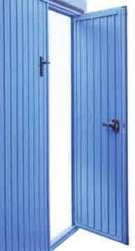 La porta pedonale, dotata di cerniere in alluminio e completa di maniglia e serratura, può essere posizionata lateralmente o