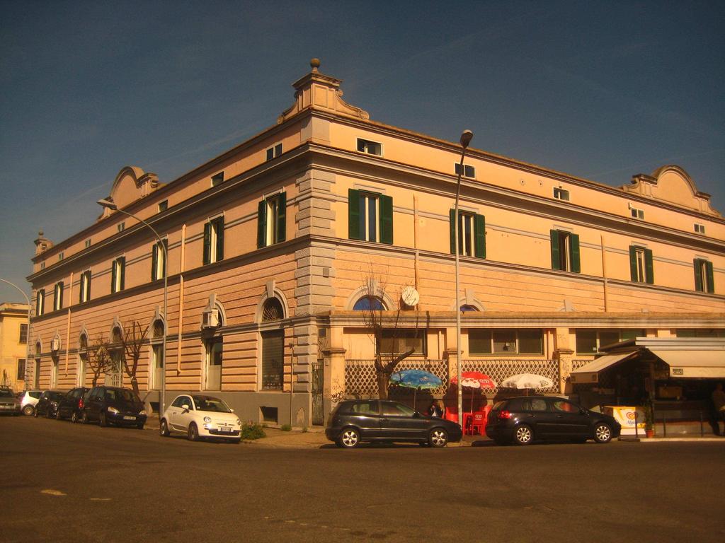 Descrizione del Centro Direzionale: Il Centro Direzionale COMMERCIO si trova a Roma in Via del Commercio 36, zona centrale della città, a poca distanza dalla Piramide, nel quartiere Testaccio.