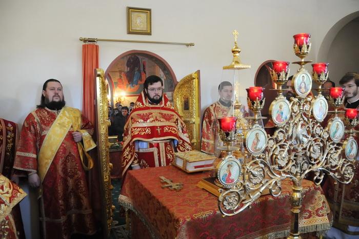 Al termine della funzione sono seguiti il moleben alla santa grande martire Caterina e la processione intorno alla chiesa.