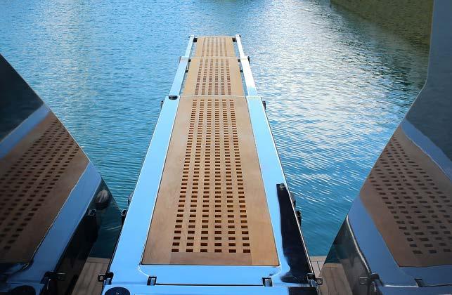 HYDRAULIC AND TELESCOPIC GANGWAY WITH HAND STANCHIONS- 2 EXTENSIONS BOX: INSIDE Hydraulic power 12/24 Volts 2000Watts Langht: +4500 mm available Grating: teak Controls: fixed and radio-controlled 360