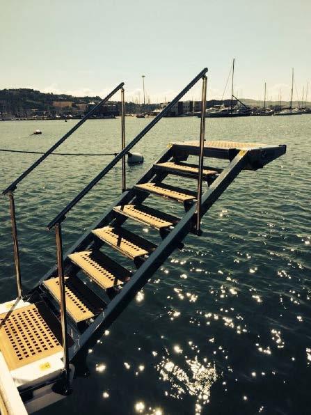 MOVIMENTION 4 FUNCTIONS EXTRASTRONG Double stanchions and handrails Automatically positioned stanchions Self-levelling large greating teak steps Control: fixed Maybe used like horizontal boarding