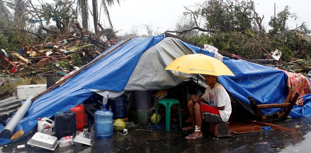 Bambini a Tacloban dopo la tragedia del tifone