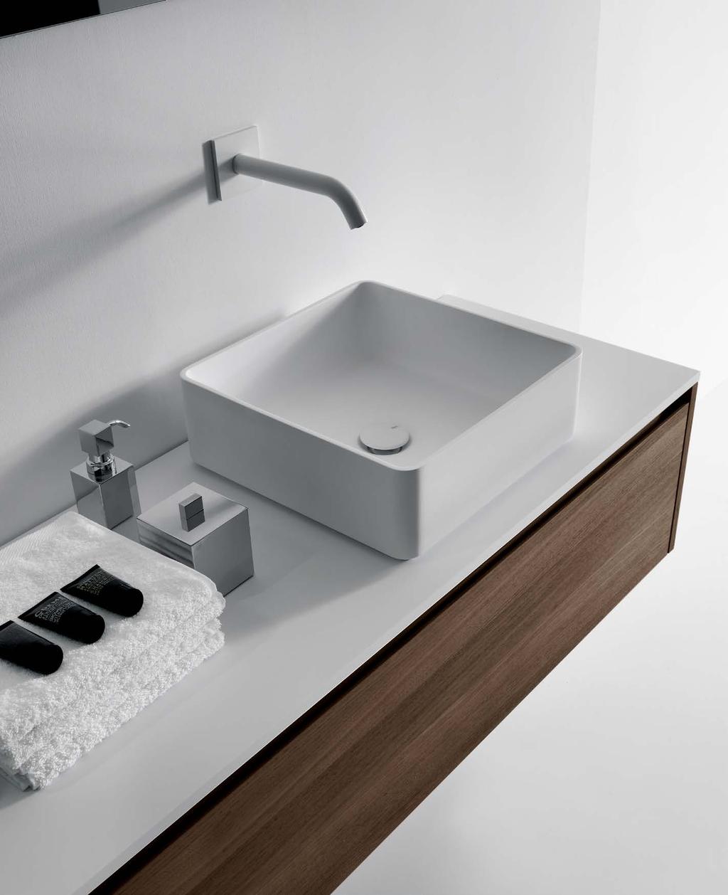 Composizione con lavabo MATT in Ceramilux opaco su top in Cristalplant e cassettiera H 30.