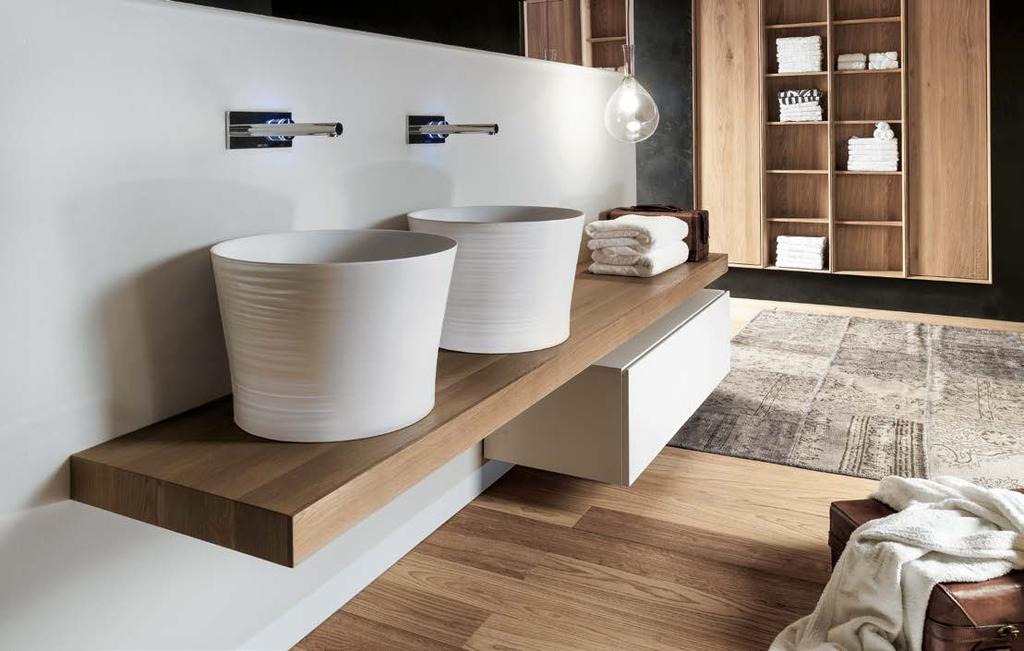 Composizione con top in legno massello, doppio lavabo in appoggio laterale e mobile a cassettoni. Maniglia fresata e cassetti interni standard.