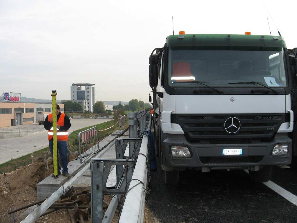 40 2,50 Marca: MERCEDES ACTROS V8 Targa DG 056 BZ PESO TOT. = 397,00 kn 1.45 3.15 5.65 6.95 8.40 2,50 Marca: MERCEDES ACTROS V8 Targa DA 130 EH PESO TOT. = 395,60 kn 1.45 3.15 5.65 6.95 8.40 2,50 Marca: MERCEDES ACTROS V8 Targa DA 044 EH PESO TOT.