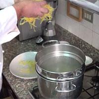 Scolare gli spaghetti al dente e versarli nella