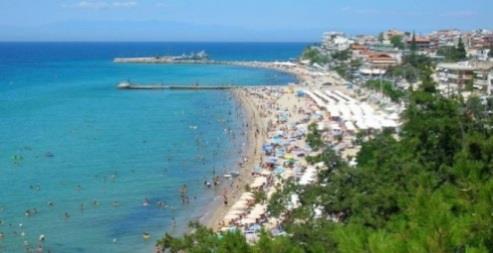 La città è circondata da colline di montagna Hortiatis. Nea Kallikratia è la unità comunale in Calcidiki, Grecia. È solamente 40 km da Salonicco.