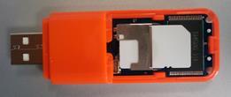 4 Installazione della smart card Qualora la smart card non sia già inserita rimuovere lo sportellino di protezione, sul lato posteriore del dispositivo, e farlo scorrere verso l esterno.