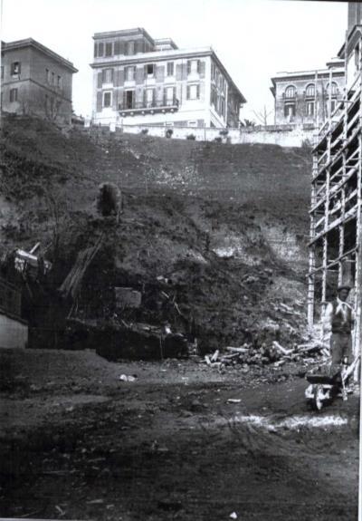 Nel 1889, ai piedi del versante, fu realizzata la stazione Trastevere a Piazza Ippolito Nievo.