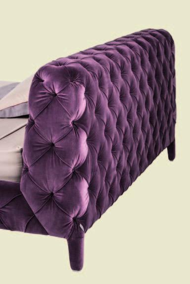 The back of the headboard quilted allows the use in the middle of the room.