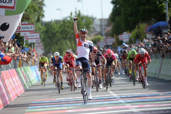 Cassano d Adda, 25 maggio 2016 Il corridore tedesco Roger Kluge (IAM Cycling) ha vinto la diciassettesima tappa del 99º Giro d Italia, da Molveno a Cassano d Adda di 196 km.