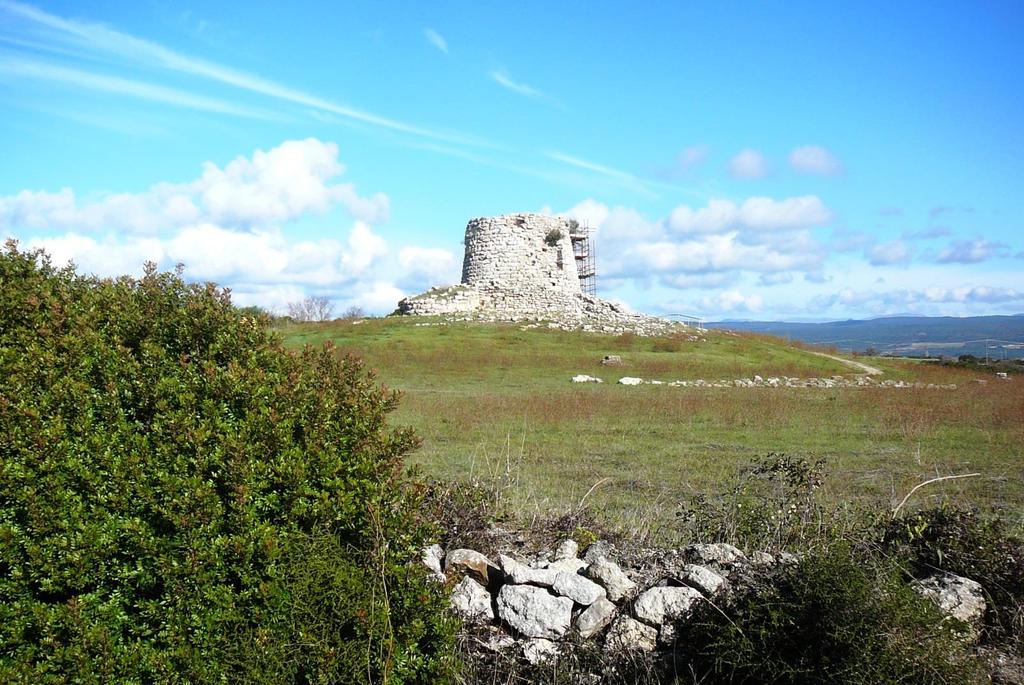 Ci aspetta uno splendido Nuraghe e una Tomba dei Giganti, ma anche il