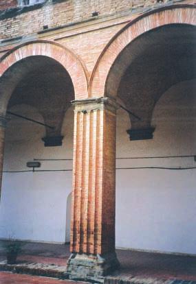 Il corpo ottagonale del pilastro è in conci di pietra squadrata e costituisce l imposta per le costolature di un sistema di quattro volte a crociera nervate, in mattoni.