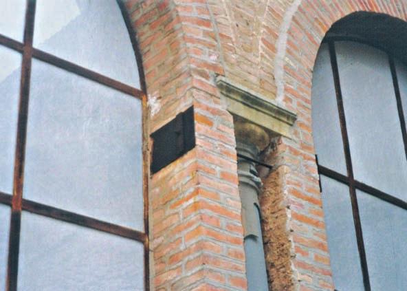 Fig. 15.22 riempimenti in mattoni. Nella figura 15.21 è raffigurato uno dei pilastri del chiostro minore del complesso già benedettino di San Pietro, a Gubbio (Perugia).
