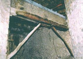 piano, il rinforzo del solaio può essere effettuato con sistemi di crociere in piatti di acciaio da collocare sotto il pavimento e da ancorare alle pareti: ciò senza fare necessariamente