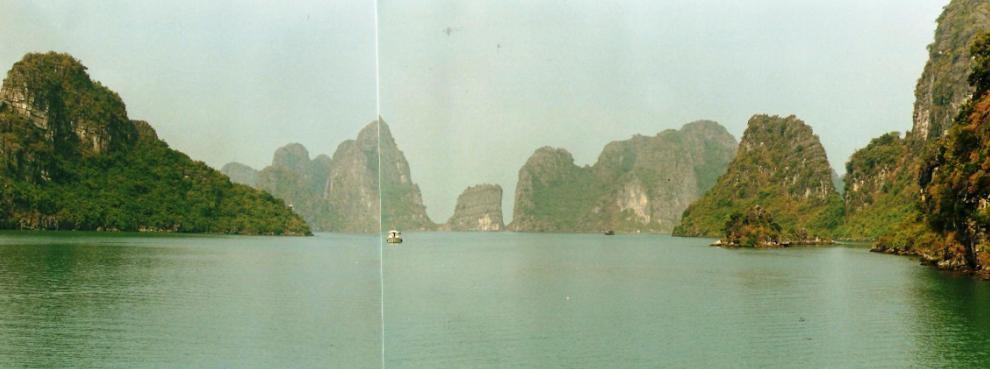 In lingua vietnamita Halong significa dove il Drago scende in mare e secondo una leggenda, un Drago scese effettivamente dalle montagne per sbarrare la