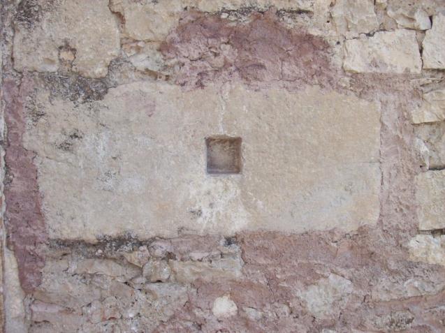 Tra queste due lapidi si trova murato un pezzo del frontone di un tempio romano; 8 all'interno è scolpito un centauro (Figura 11).
