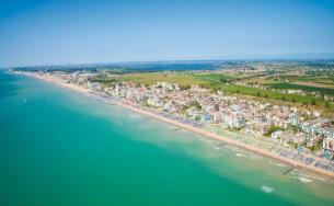 in barca la laguna di Venezia e scopri- di Jesolo e nelle vie dello shopping del re le meravigliose isole di Murano, centro. Visita inoltre SeaLife e Tropi- Burano e Torcello.