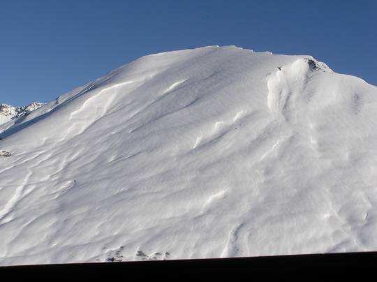 CONDIZIONI FAVOREVOLI AL DISTACCO DI VALANGHE PRESENZA DI PENDII RIPIDI E UNIFORMI PENDII CONVESSI VERSO