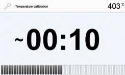 5. Premere la prova Eventualmente premere leggermente con la pinza al centro dello zoccolo di calibratura finché la prova è inserita correttamente. Prestare attenzione alla demarcazione. 6.