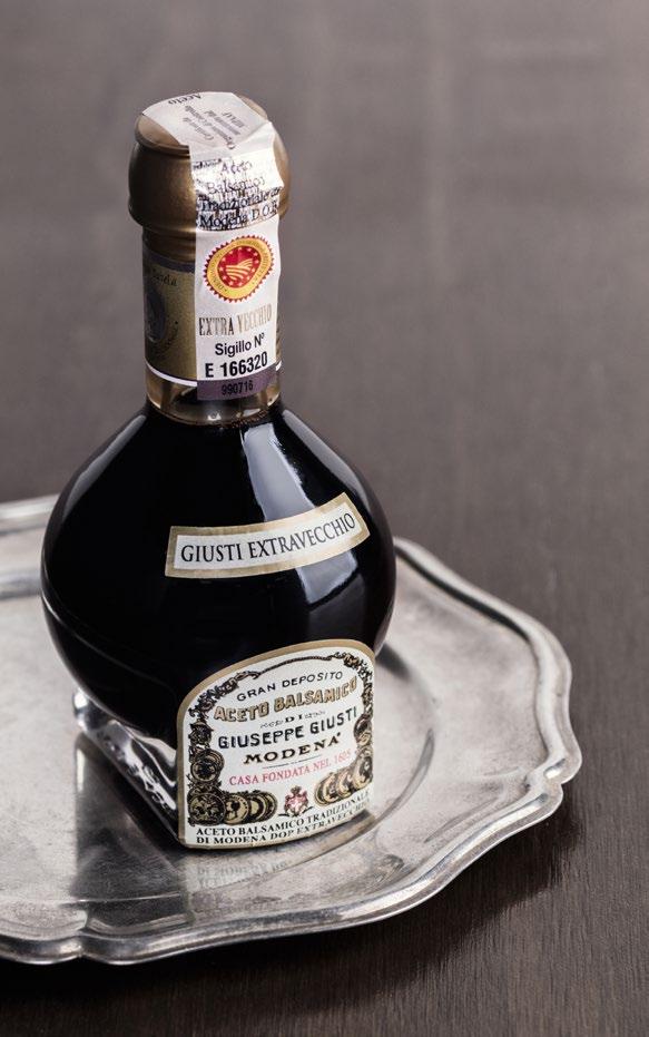 IL TRADIZIONALE Traditional Balsamic Vinegar of Modena Il Tradizionale rappresenta la massima espressione dell intero mondo degli Aceti Balsamici; il prodotto principe, nato nei sottotetti delle case