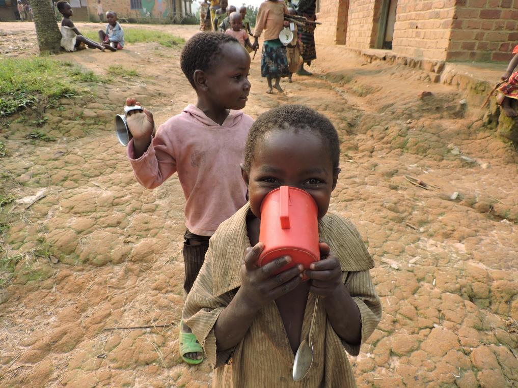 È ormai da alcuni anni che presso i villaggi di Muhanga e di Bunyatenge è attivo il progetto della colazione dei bambini.