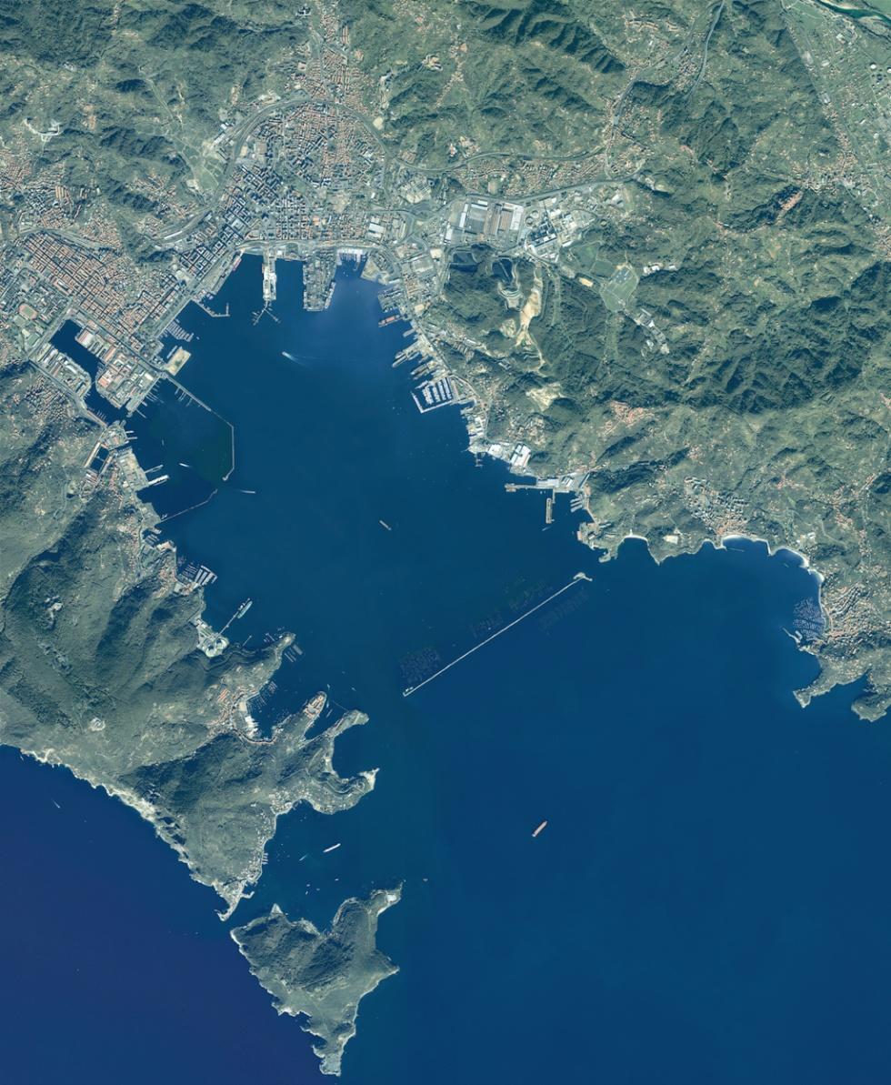 Il Golfo della Spezia: La rada della Spezia si estende da punta Calandrello, a levante, a punta Pezzino, lungo la costa di ponente, su uno specchio acqueo, interno alla diga foranea, di circa 15 Kmq