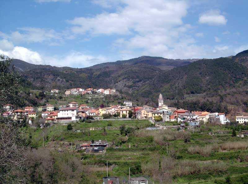 colline che la circondano. La chiesa nella foto sottostante è la chiesa di San Giovanni di Candiasco.