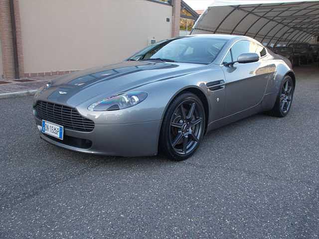 Aston Martin V8 Vantage V8 Vantage Coupé V8 Vantage Immatricolazione: 1/ 2008 KM: 58300 Colore: Grigio Scuro pastello Carrozzeria: Coupè Cilindrata: 4280 EBA, EBD, Lunotto termico, Trip computer,