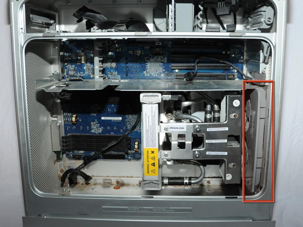 Power Mac G5 Processor e raffreddamento sostituzione dell'unità Passo 9 Individuare la ventola in basso a destra.