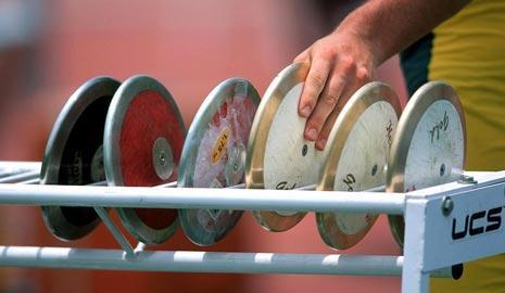 La sensazione del collegamento rincorsa - salto ed avanzamento con l asta in flessione dà al saltatore la sicurezza per la successiva fase acrobatica sull asticella.