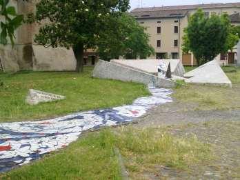 un fiore. Su queste superfici scorre un 'fiume' costituito da decine di tasselli colorati che attraversano il monumento diametralmente.