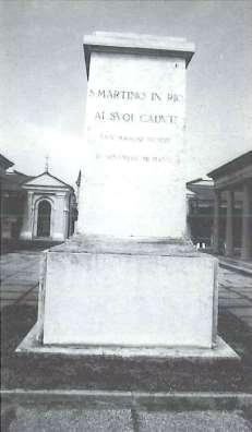 3 Cimitero Stele Si tratta del vecchio monumento dedicato ai caduti della grande guerra che originariamente era collocato nel giardino antistante alla rocca.