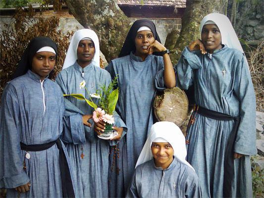 Le Suore di Maria Immacolata, sono un ordine costituito nel 2002 nello Sri