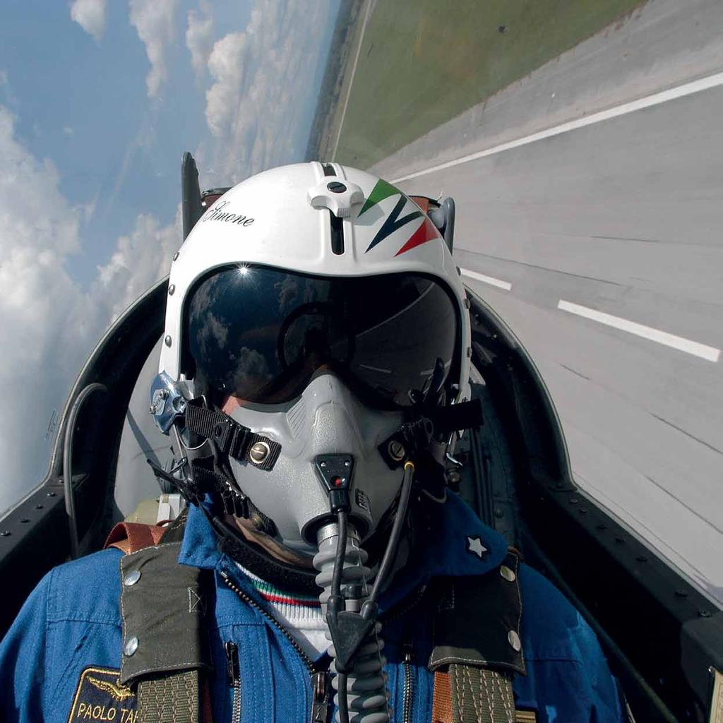 COME VOLARE VERSO IL FUTURO A noi piloti delle Frecce Tricolori piace volare, ma non con la testa fra le nuvole.