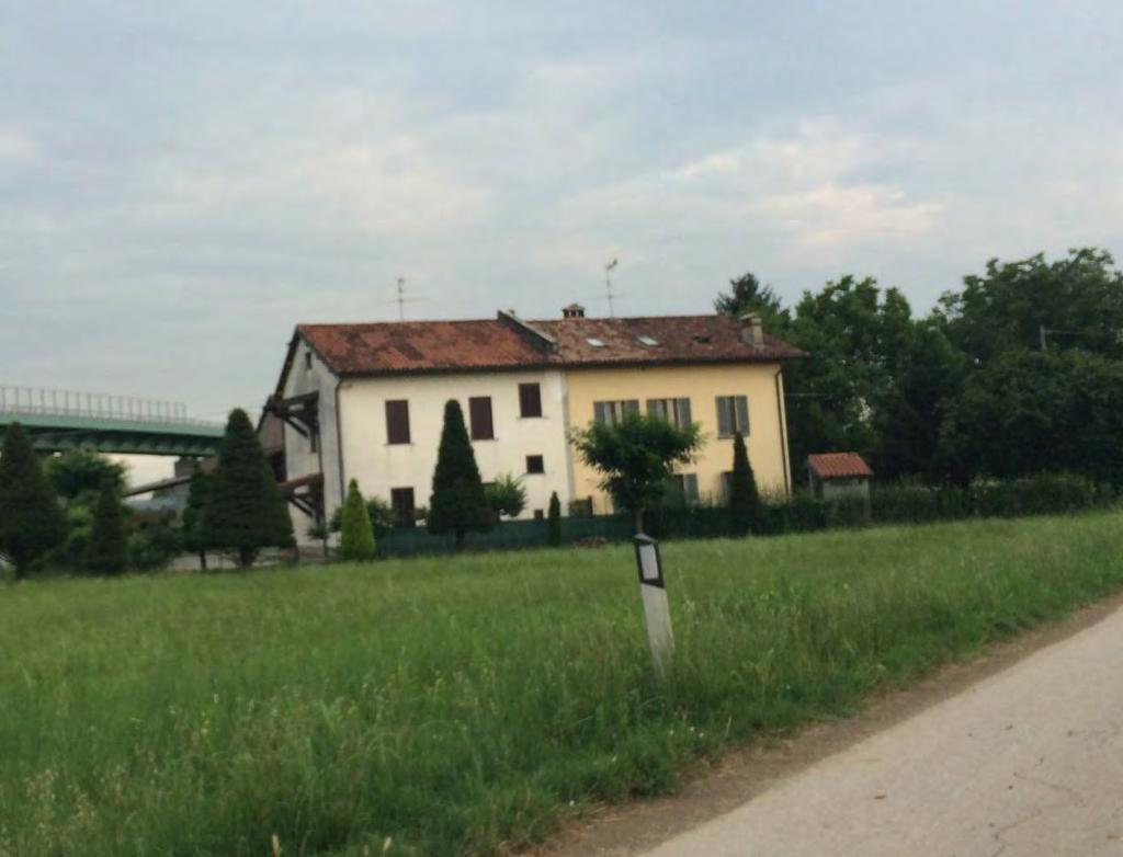 FOTO RICETTORE MONITORATO DESCRIZIONE DELL'AREA PER L'ESECUZIONE DEI RILIEVI La stazione di misura è situata presso Via Aldo Moro, in un ricettore isolato che ricade all interno del comune di