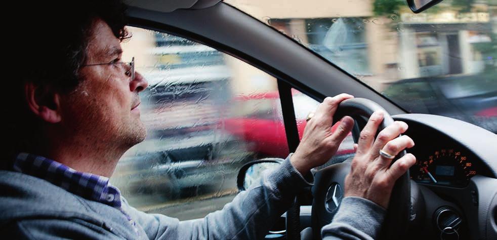 Migliora la comunicazione mentre guidi Durante la guida, comunicare con qualcuno o parlare al telefono talvolta può essere problematico, ed è oltretutto vietato dal codice della strada.