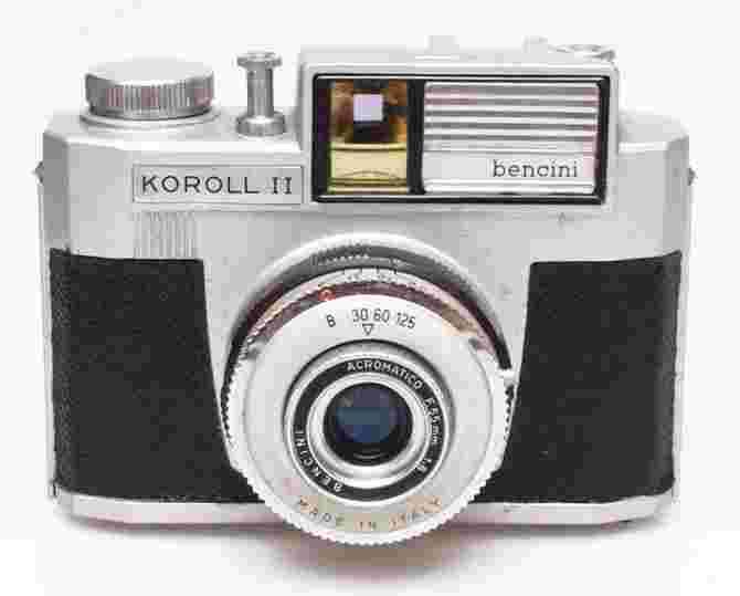 Fig 7 Koroll II modello 2 Un secondo modello venne fabbricato a partire dal 1963 ca : in questo modello l'obiettivo era leggermente più luminoso ( 1: 8 anziché 1: 9 )