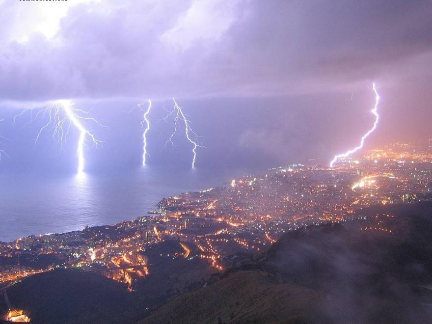 INTRODUZIONE L'elettricità è una proprietà fondamentale della materia, molto frequente in natura.