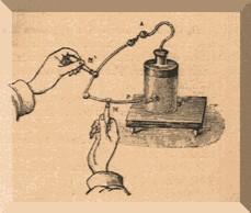 PIETER VAN MUSSCHENBROEK e LA BOTTIGLIA DI LEIDA Pieter van Musschenbroek (Leida,1692-1761) 1745 Inventa e costruisce la Bottiglia di Leida primo condensatore della storia.
