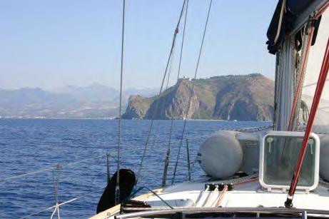Venerdì Filicudi Vulcano Sicilia. Lasciamo Filicudi alla volta di Vulcano. La navigazione è piacevole e trascorre tra manovre, bagni di sole, letture e relax.