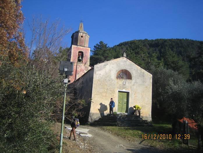 Dopo una breve salita fino ad un poggio, si scende in un nuovo fosso per guadare un secondo rio e salire su una stradina un po infrascata fino a Gallona, quota 145 metri, dopo due ore e 40 minuti di