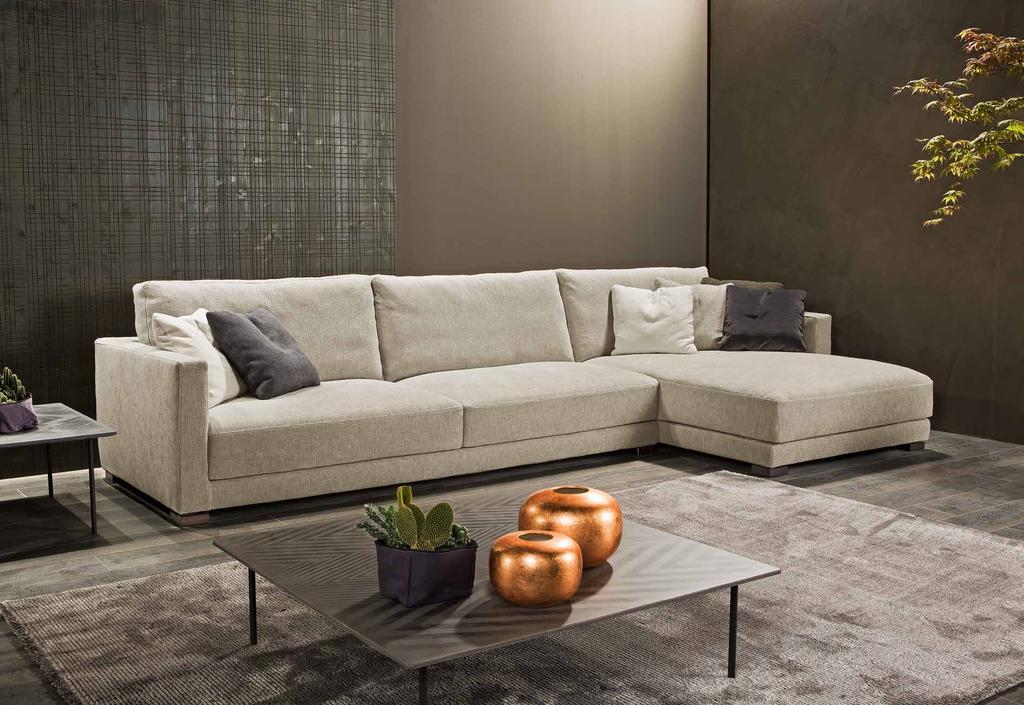 Felipe L unione del divano terminale e della chaise longue, arricchisce il living di un complemento elegante e comodo.