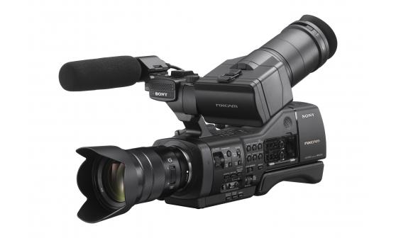 NEX-EA50M Camcorder NXCAM con sensore ad ampio formato con sistema di ottica E-Mount e ottica zoom SELP18105G Presentazione Camcorder NXCAM con sensore ad ampio formato versatile e dal costo