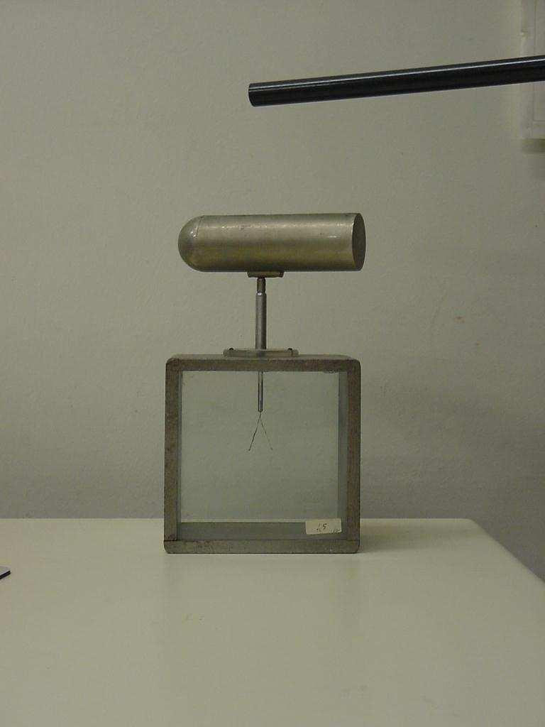 Toccando l elettroscopio con la barra di plexiglass o il righello elettrizzo l elettroscopio (le lamelle rimangono aperte anche allontanando la